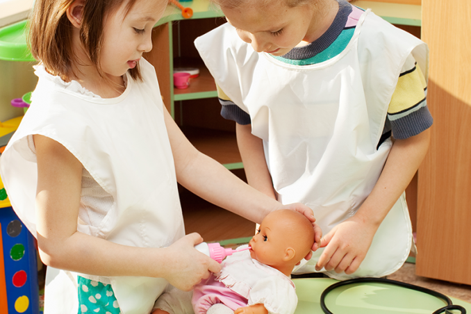 bambine che giocano insieme