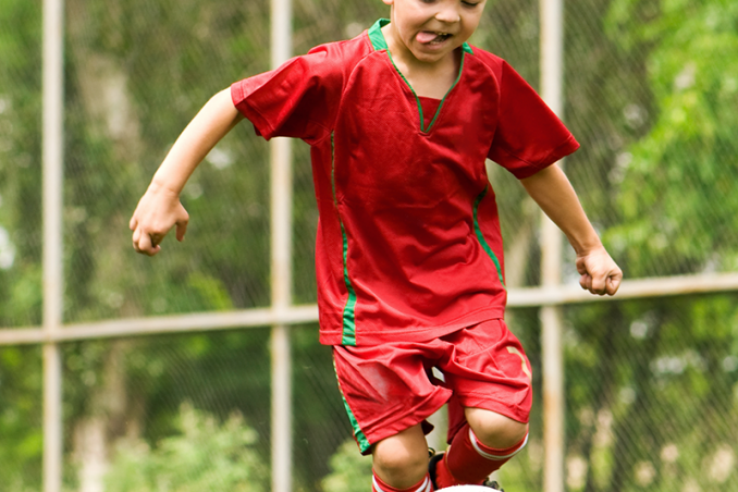 Bimbo gioca a calcio