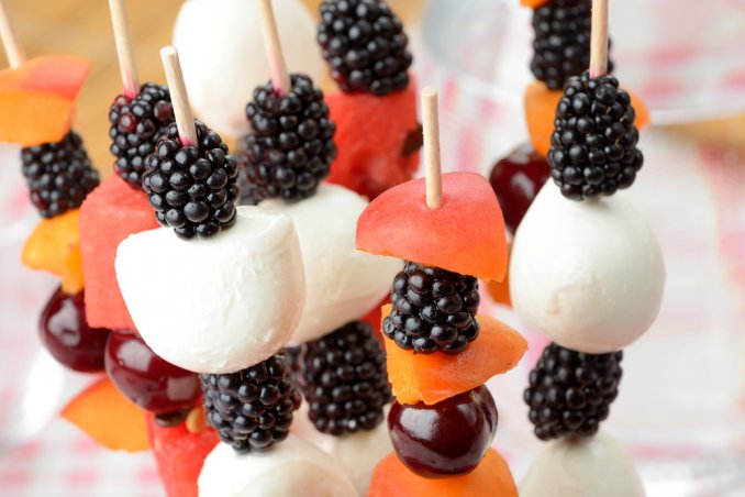 spiedini mozzarella frutta more fragole ananas pesaca pera