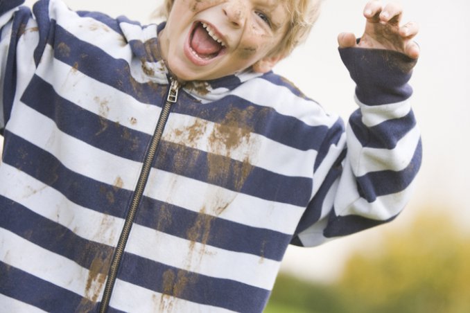 eliminare macchie di terra e fango