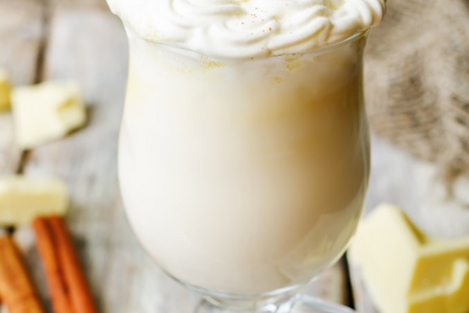 cioccolata calda in tazza bianca