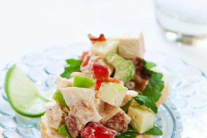 Insalata di pollo affumicato e maionese alle pesche