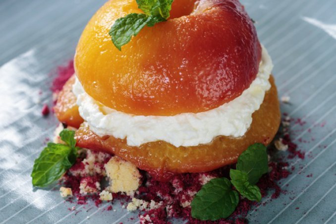 pesche con gelato al miele e crumble di red velvet cake