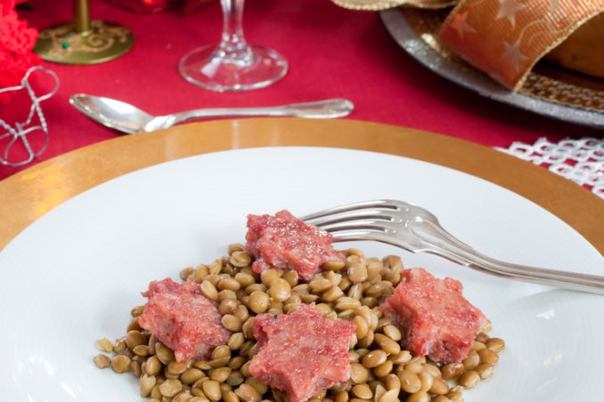 Cubetti di cotechino con lenticchie rosse allo zenzero
