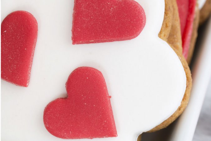 cake design san valentino, cuori pasta zucchero, fiori pasta zucchero