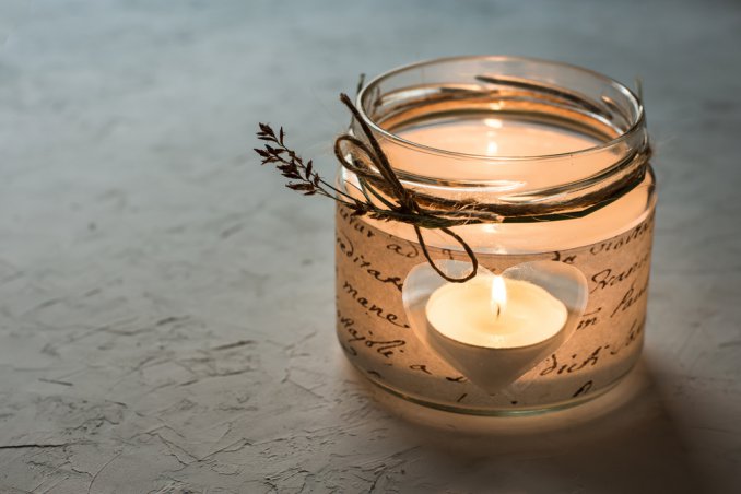 Decoupage sottovetro: qual è la tecnica per decorare gli oggetti di vetro o plexiglass