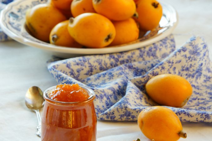 Conserve di frutta primaverili confettura di nespole 