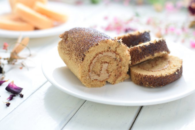 Rotolo alle nocciole con crema al caffè