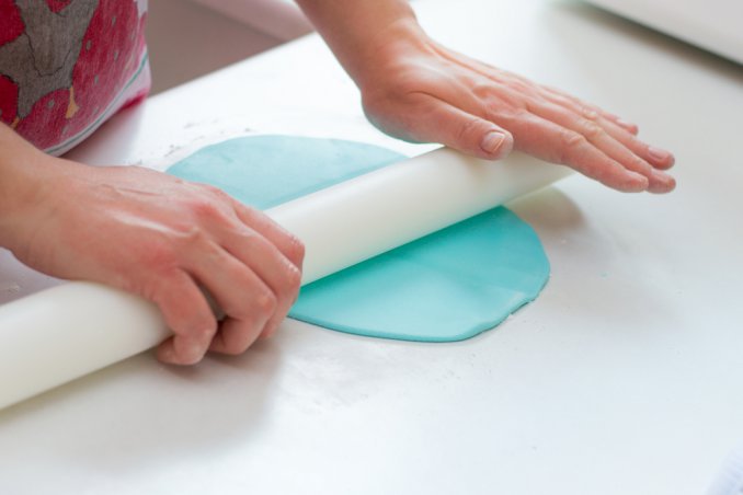 stendere pasta di zucchero, lavorare pasta di zucchero, ammorbidire pasta di zucchero