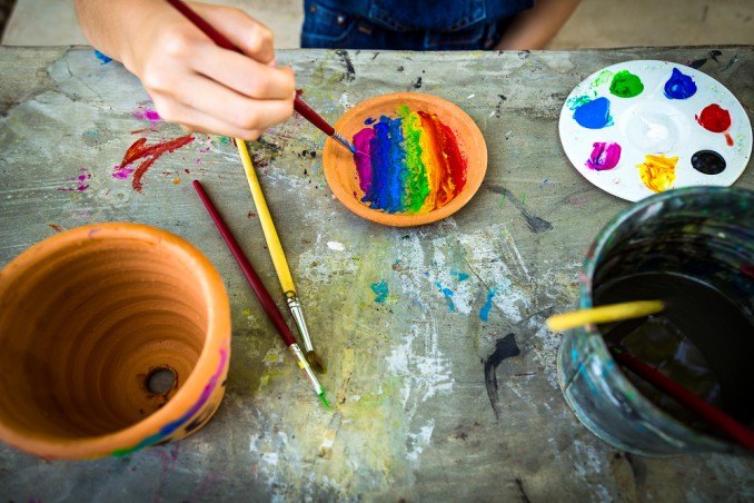 decorare vasi da giardino, dipingere vasi terracotta