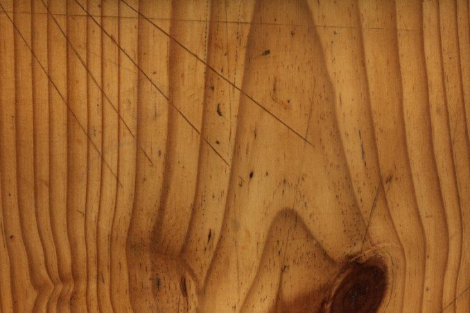 eliminare graffi porta, graffi porta legno, togliere graffi legno