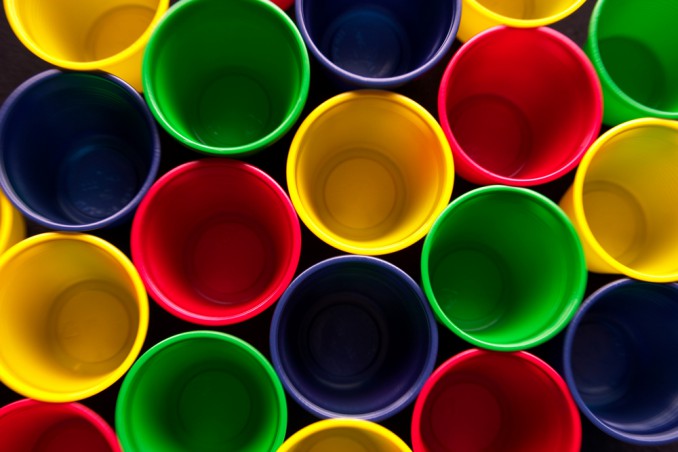 albero di natale fai da te, albero di natale bicchieri di plastica, albero di natale