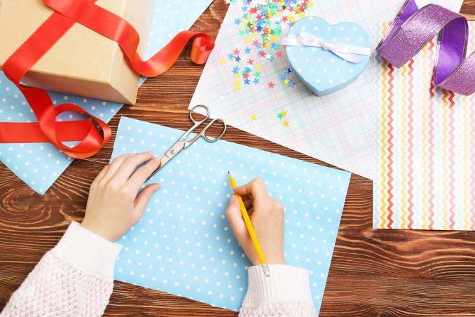 come riciclare carta da regalo, riciclare carta regalo, lavoretti riciclo carta