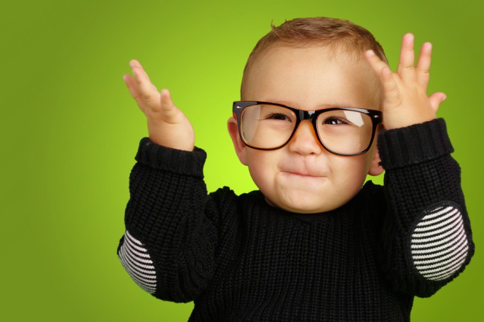 Bambino con occhiali