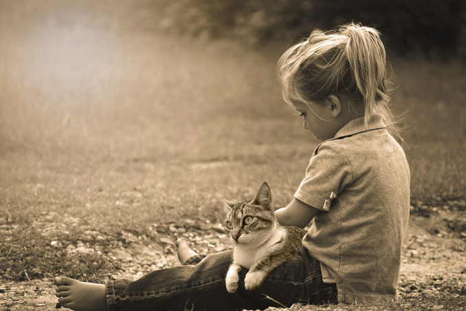 Bambina con gatto