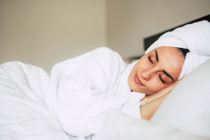 Dormire con i capelli bagnati