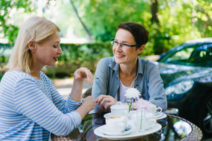 Auguri di compleanno per un'amica a distanza: 8 pensieri famosi per renderli unici