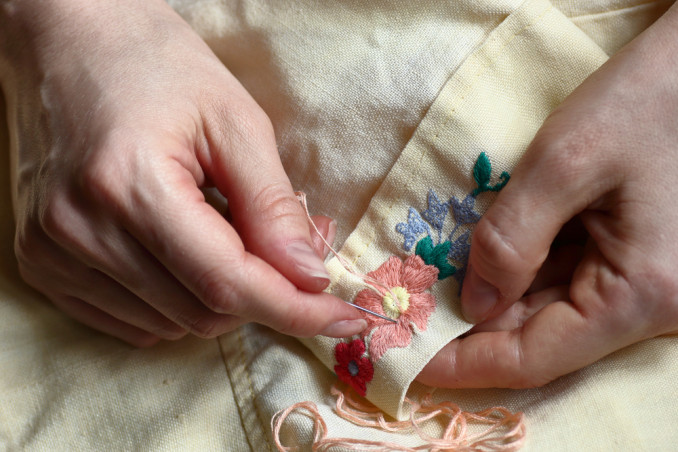 ricamare fiore buco, rammendo creativo, ricamare fiore
